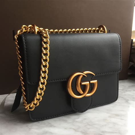 gucci purse with gold chain.